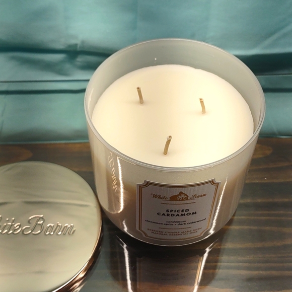 Bath & Body Works Spiced Cardamom Candle - Picture 2 of 2